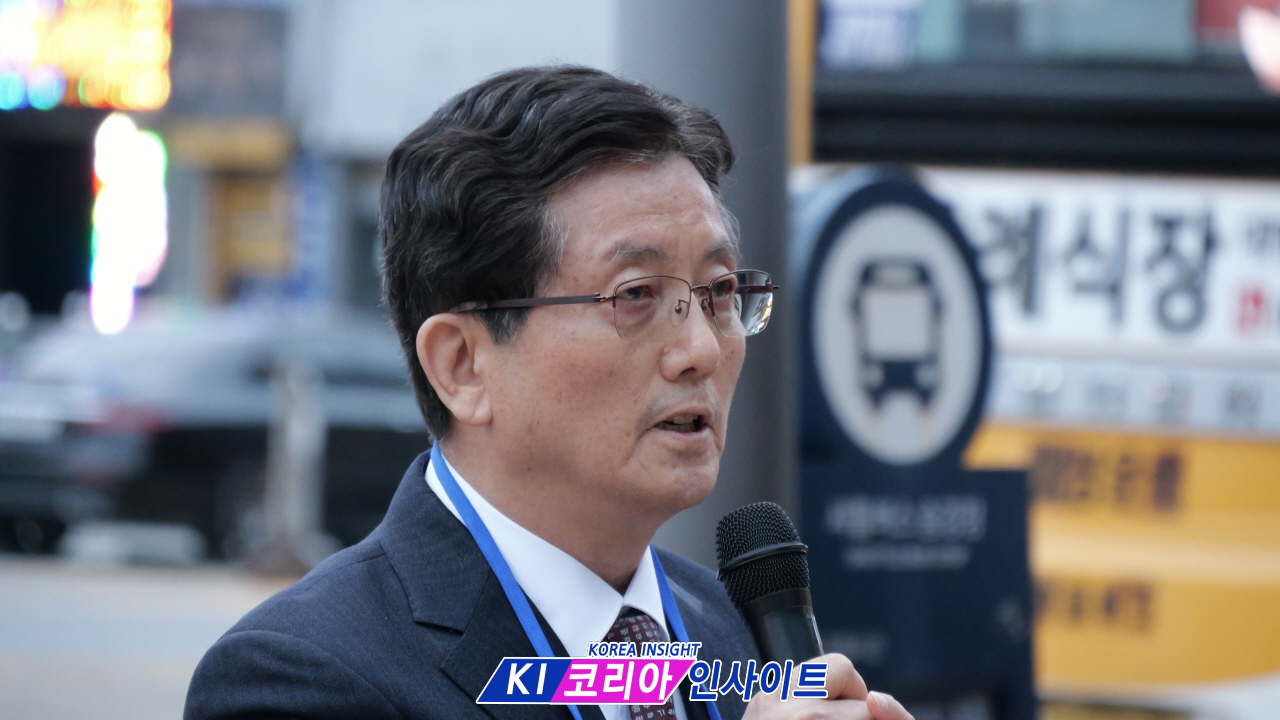 “안양역 광장, 성탄의 빛으로 물들다”