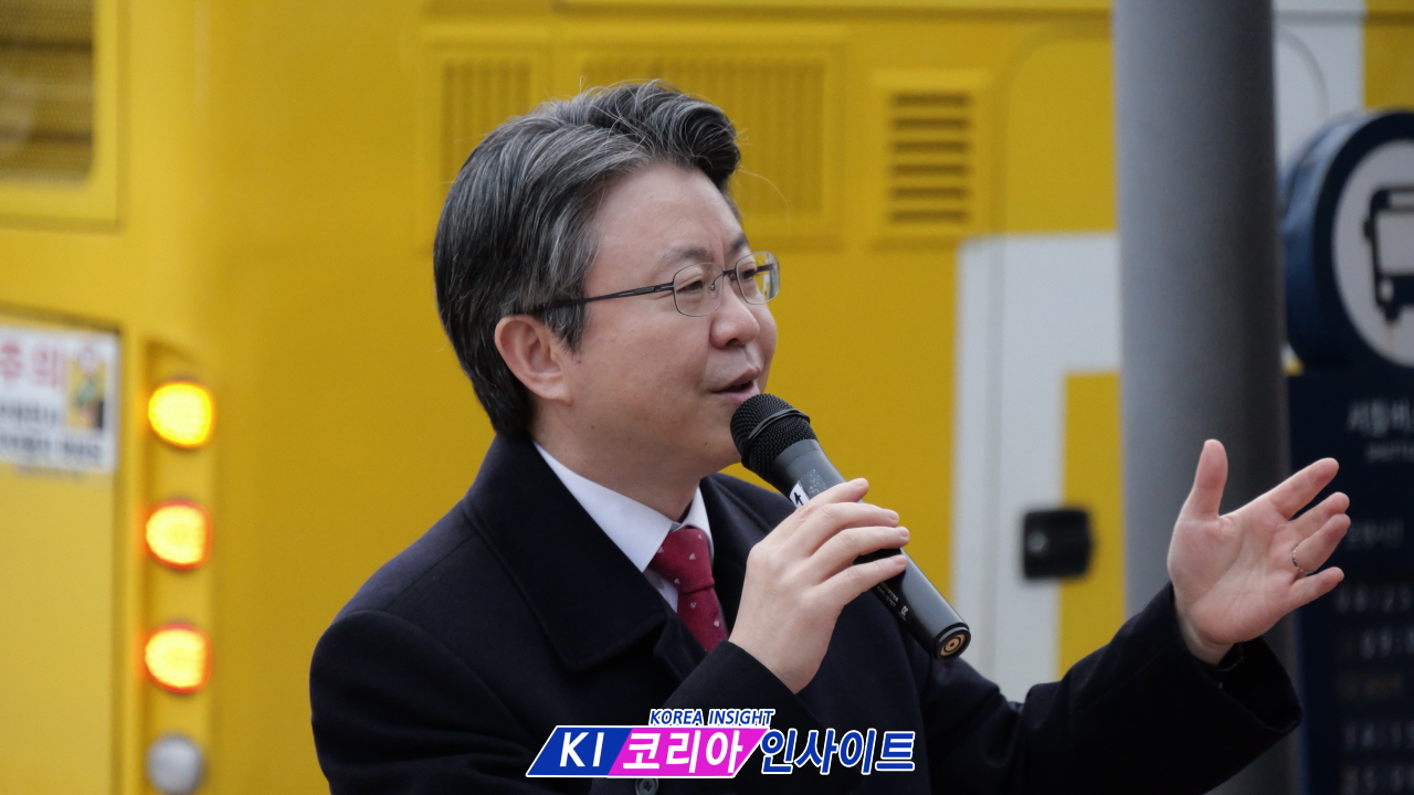 “안양역 광장, 성탄의 빛으로 물들다”