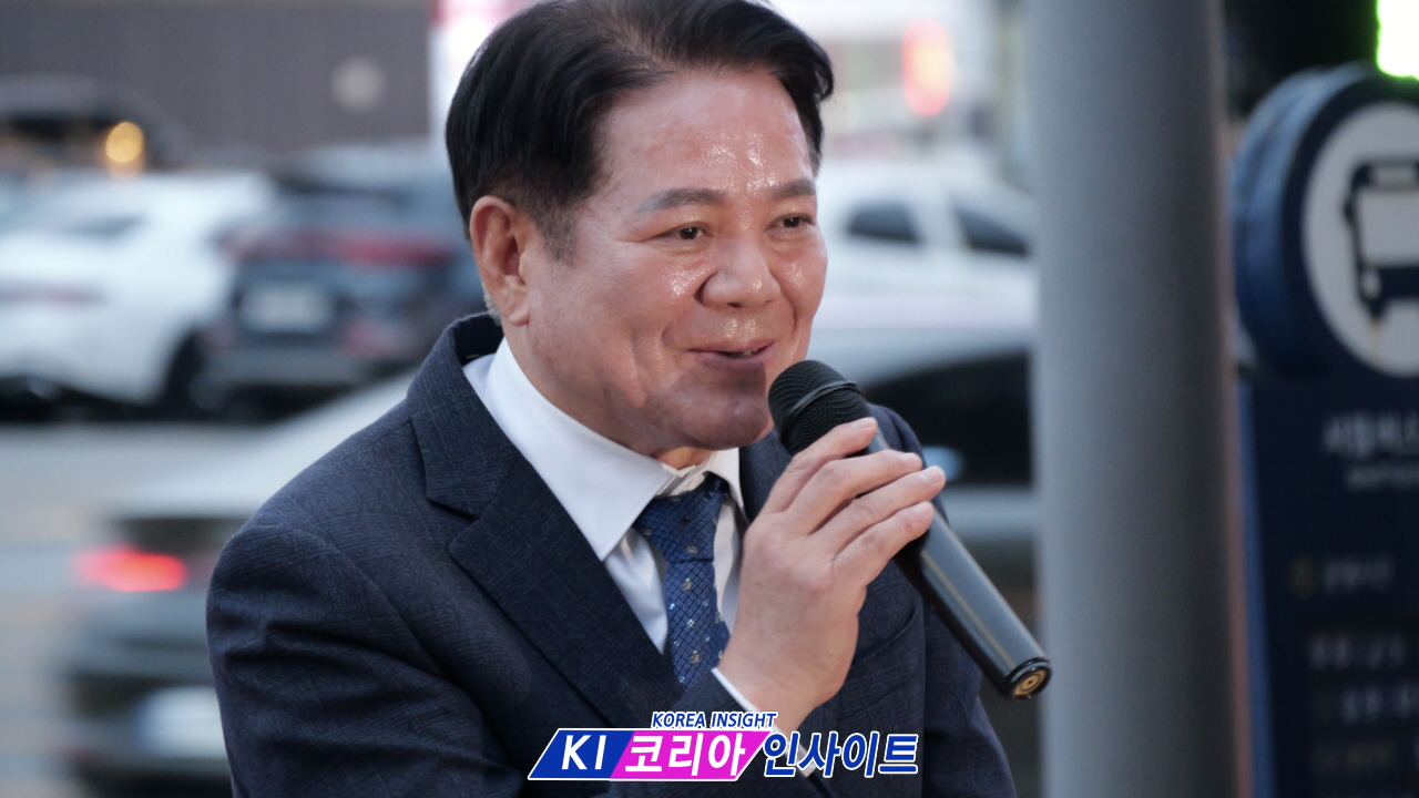 “안양역 광장, 성탄의 빛으로 물들다”