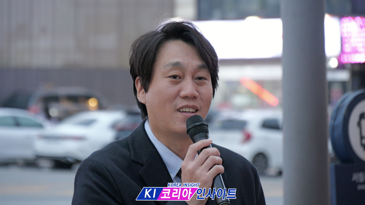 “안양역 광장, 성탄의 빛으로 물들다”