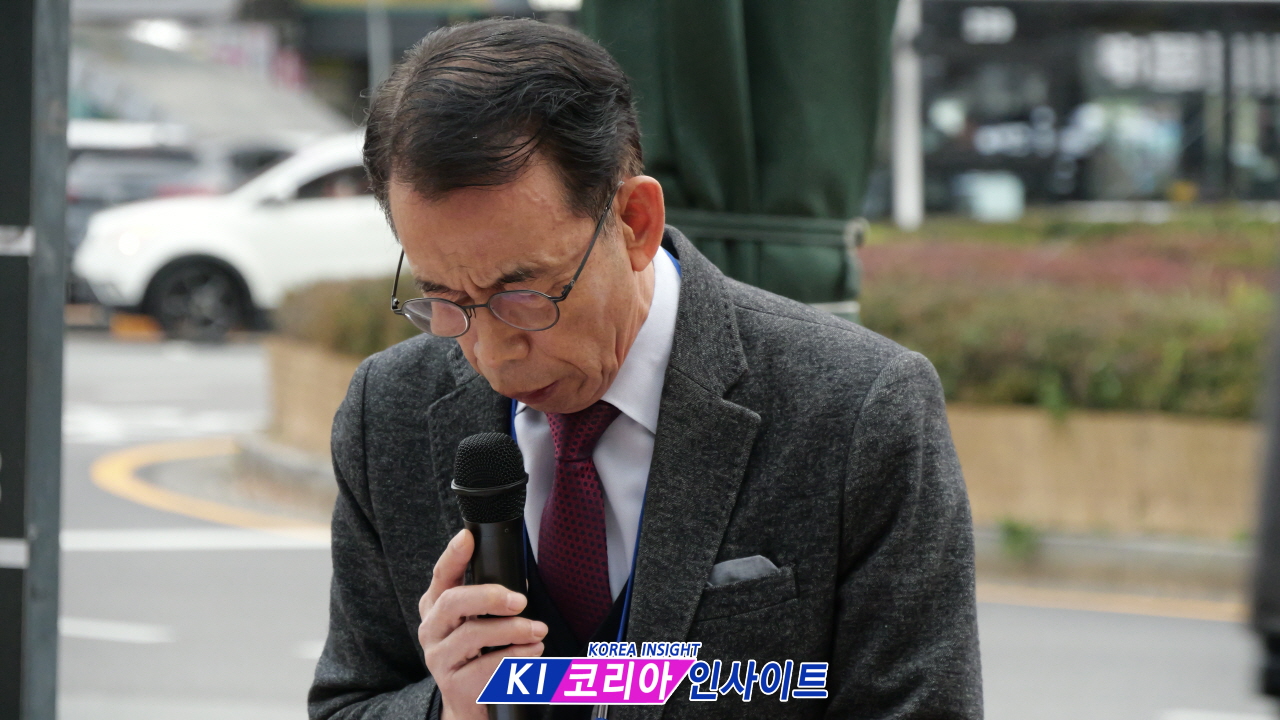 “안양역 광장, 성탄의 빛으로 물들다”
