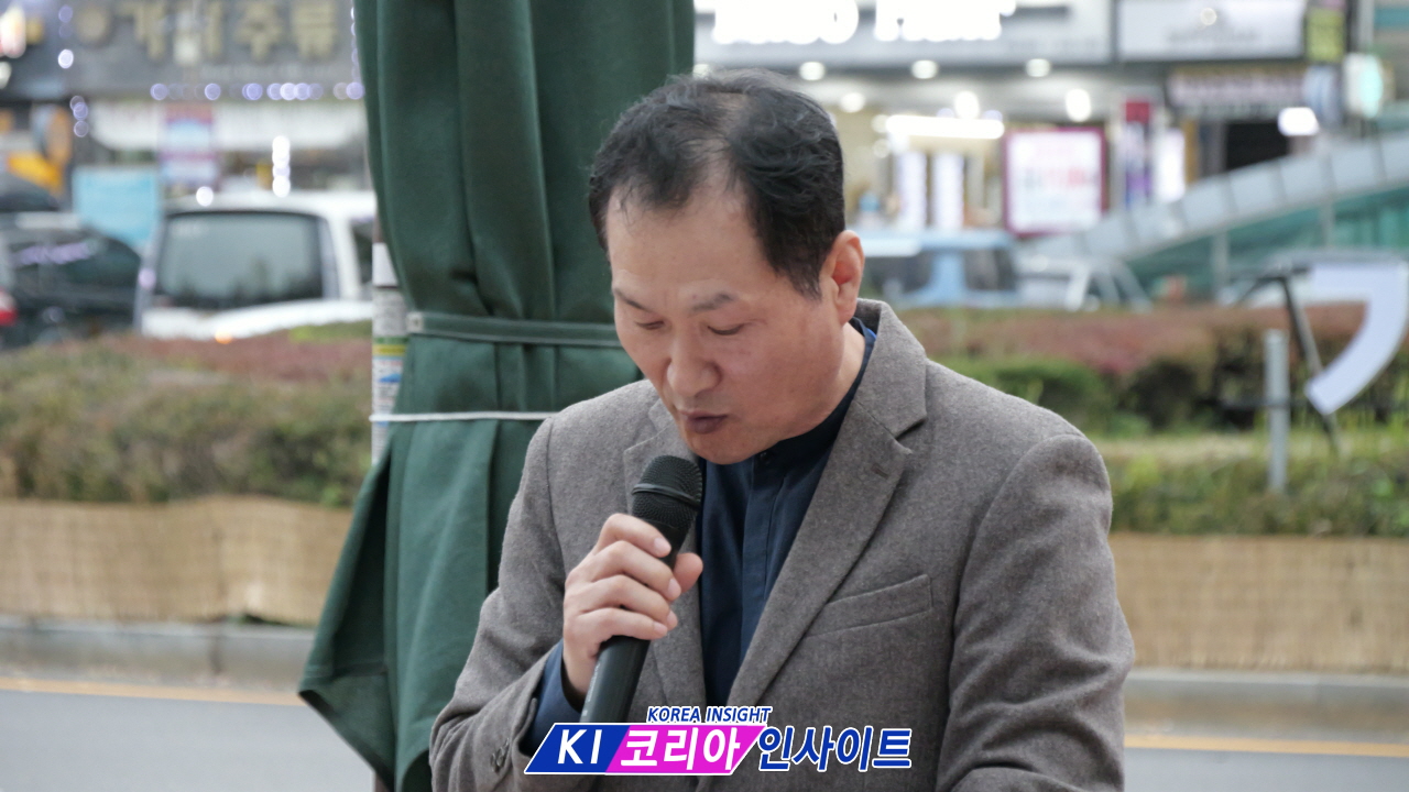 “안양역 광장, 성탄의 빛으로 물들다”