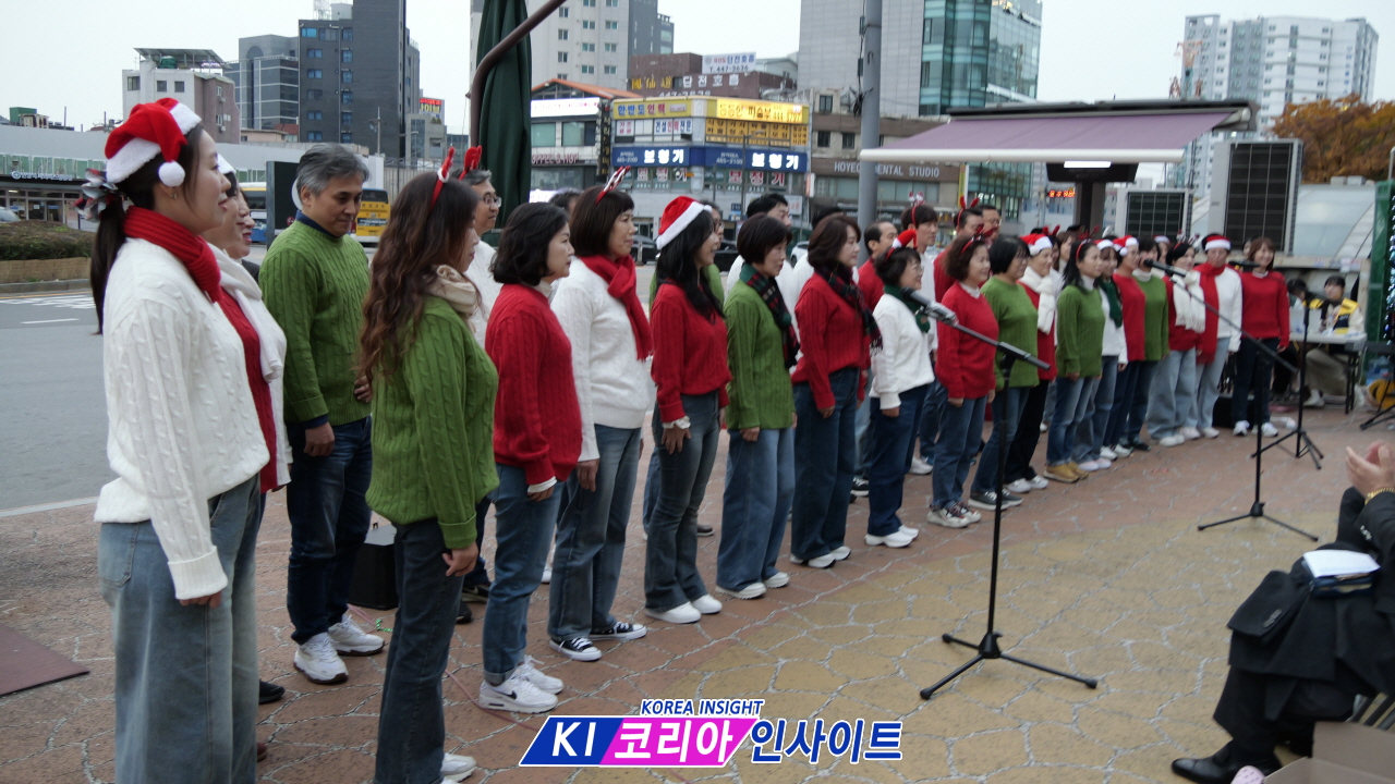 “안양역 광장, 성탄의 빛으로 물들다”