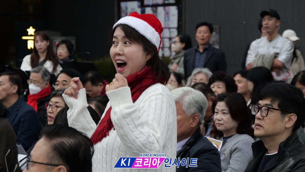 “안양역 광장, 성탄의 빛으로 물들다”