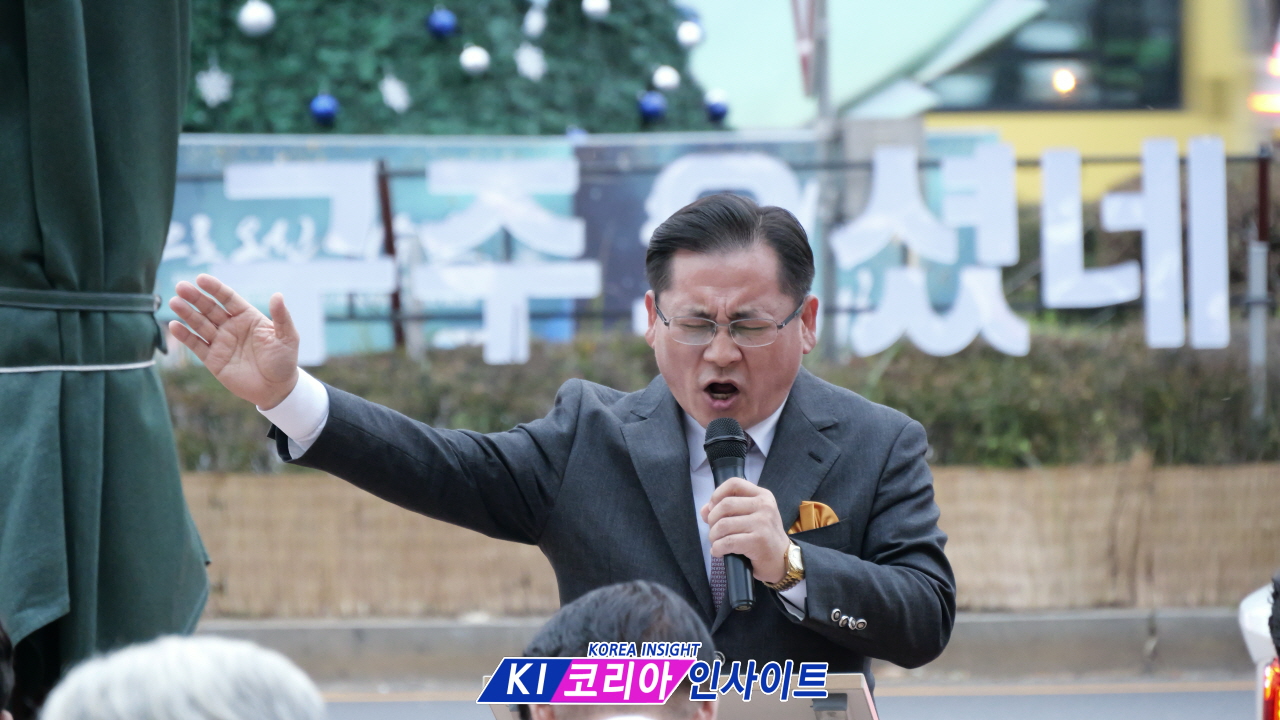 “안양역 광장, 성탄의 빛으로 물들다”