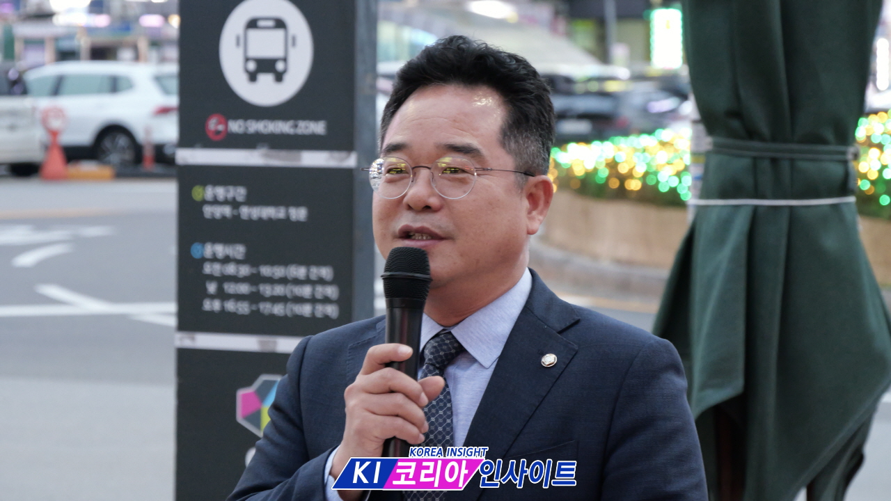 “안양역 광장, 성탄의 빛으로 물들다”