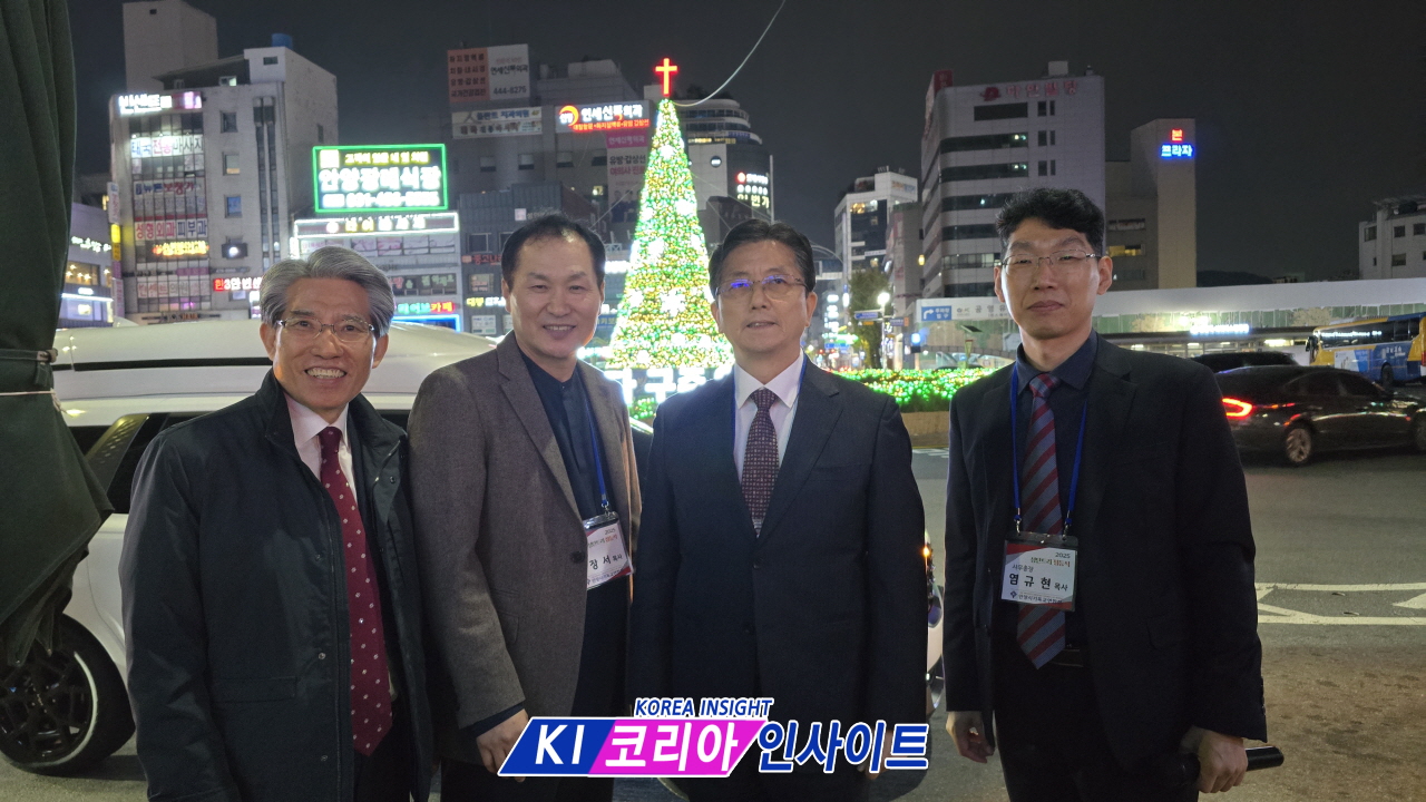 “안양역 광장, 성탄의 빛으로 물들다”