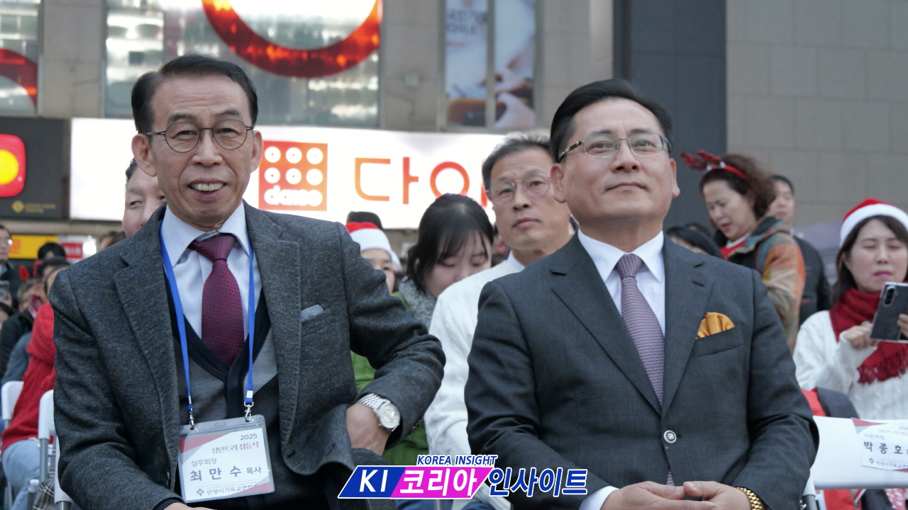 “안양역 광장, 성탄의 빛으로 물들다”