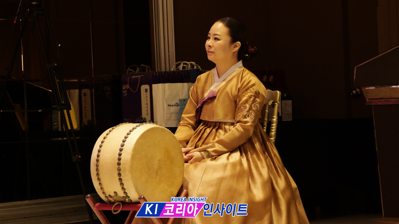 코리아 인사이트-에녹 타임즈, '2025 송년 사랑나눔 문화축제' 성료... "사랑으로 세상을 밝히자" 메시지 전달