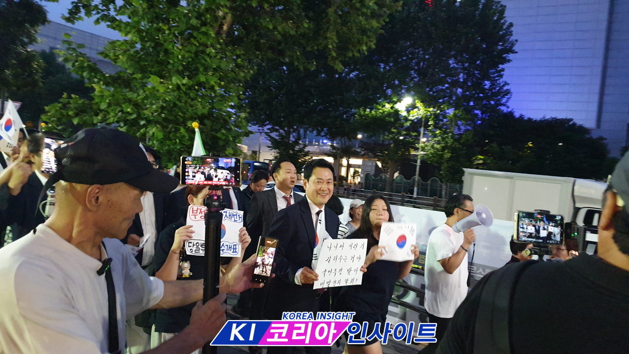 인천 구월동 로데오거리 '참정권 수호' 시민행동 24일째 이어져