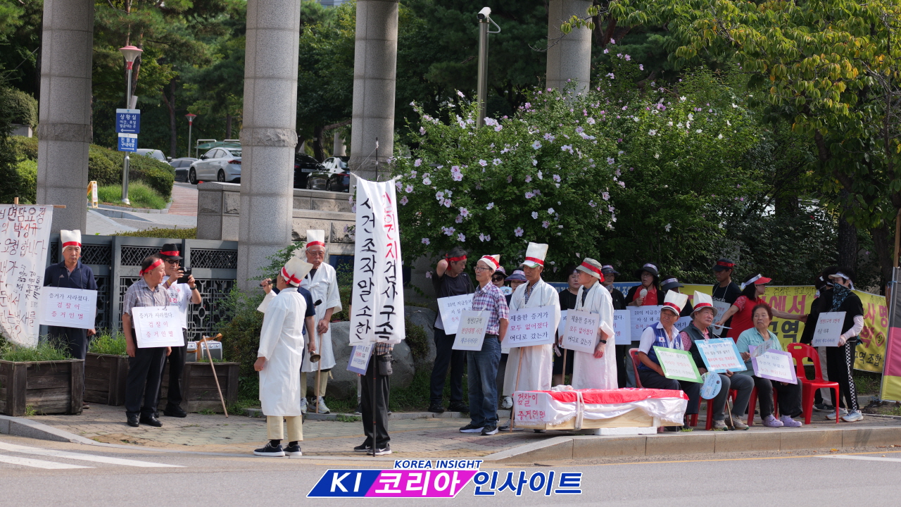 청천2구역 전 조합원들, 68일째 인천검찰청 앞 노숙농성…매일 상여·상여복 퍼포먼스로 진상규명 촉구