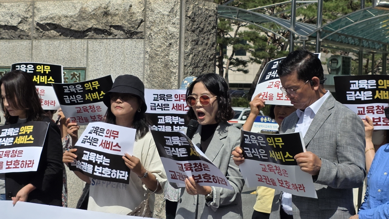 bc785f8b19b29442e23a8434018a0529_1789912226_3157.jpg “급식 파업은 노조가 했는데…징계는 왜 교장이?” 둔산여고 급식 파행, 학부모단체 ‘철저 수사’ 촉구