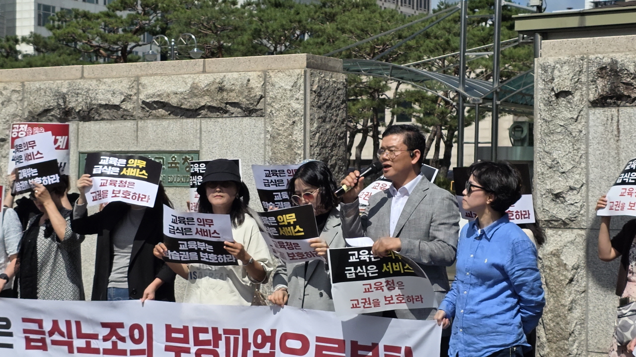 bc785f8b19b29442e23a8434018a0529_1789912269_4012.jpg “급식 파업은 노조가 했는데…징계는 왜 교장이?” 둔산여고 급식 파행, 학부모단체 ‘철저 수사’ 촉구